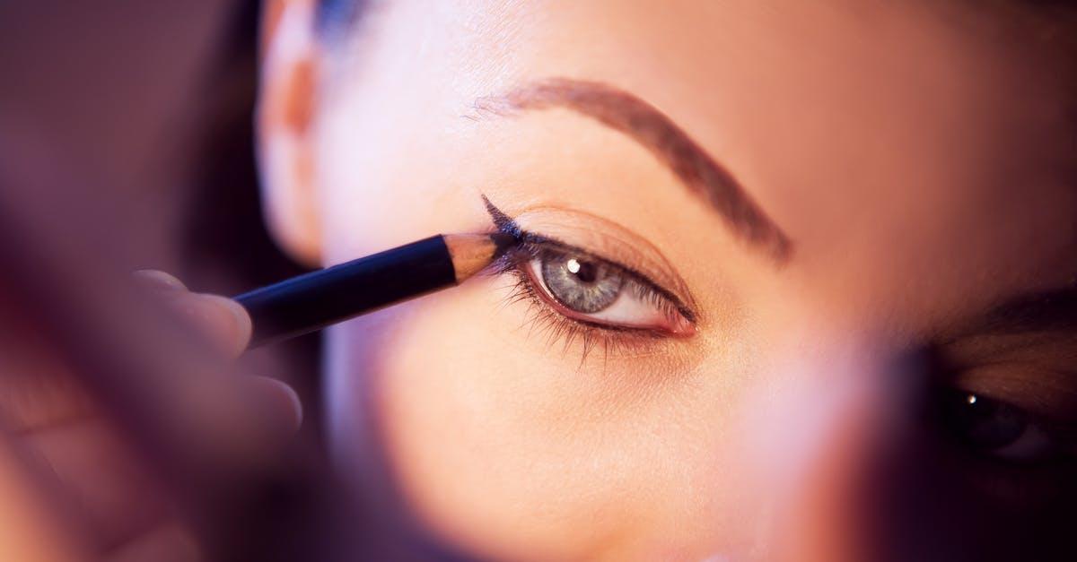 Eyeliner bez stresu: przewodnik dla debiutantek — jak dobrać idealny produkt i narysować pierwszą pewną kreskę