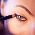 Eyeliner bez stresu: przewodnik dla debiutantek — jak dobrać idealny produkt i narysować pierwszą pewną kreskę