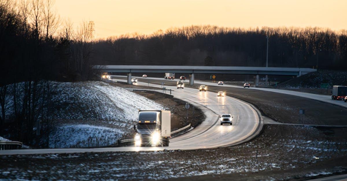 Autostradowe ABC z przyczepą: przepisy, prędkości i sprytne nawyki, dzięki którym dojedziesz dalej i bez stresu
