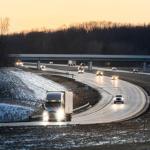 Autostradowe ABC z przyczepą: przepisy, prędkości i sprytne nawyki, dzięki którym dojedziesz dalej i bez stresu