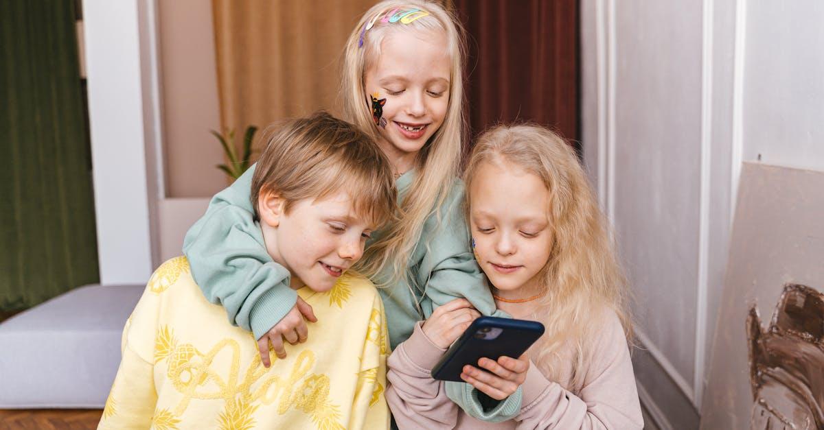 Kiedy pierwszy telefon dla dziecka? Przewodnik dla rodziców pełen spokoju i sprytnych zasad