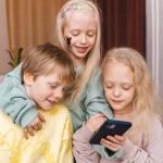 Kiedy pierwszy telefon dla dziecka? Przewodnik dla rodziców pełen spokoju i sprytnych zasad