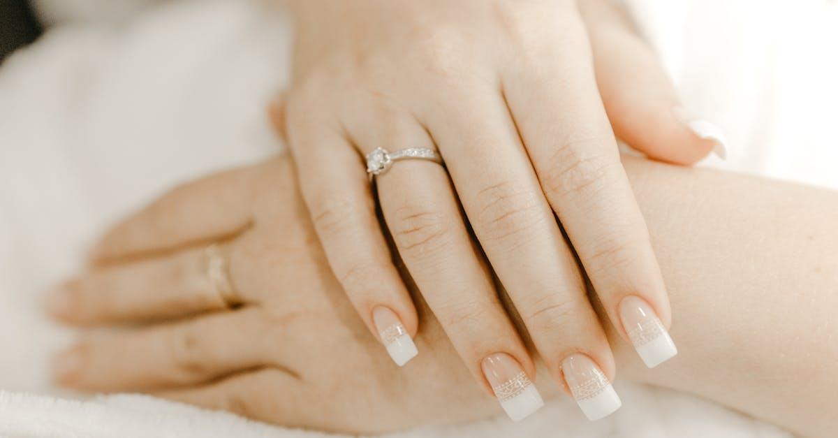 Od boho po glamour: manicure ślubny idealnie dopasowany do Waszego wesela