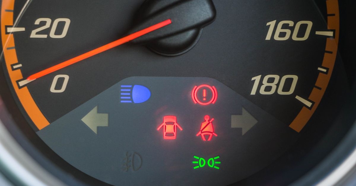 7 sygnałów, że alternator prosi o pomoc — rozpoznaj usterkę, zanim auto odmówi posłuszeństwa