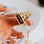 Twój podpis zapachowy na każdy dzień: jak znaleźć perfumy, które grają z Twoim stylem
