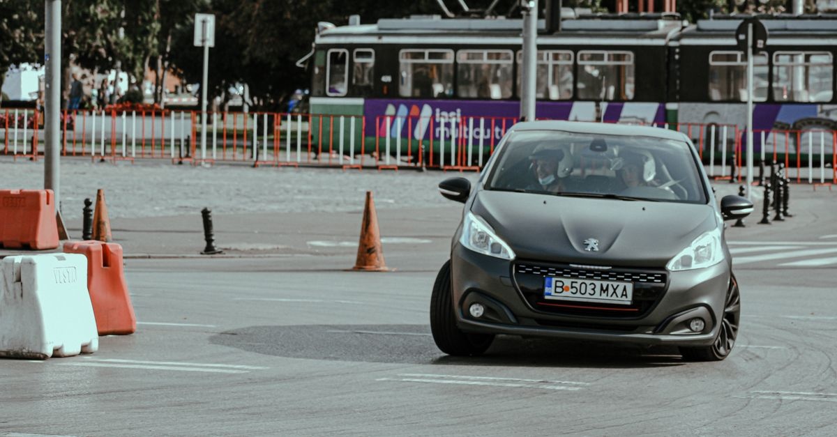 Hamuj mądrze, jeździj taniej: styl jazdy, który przedłuża życie hamulców